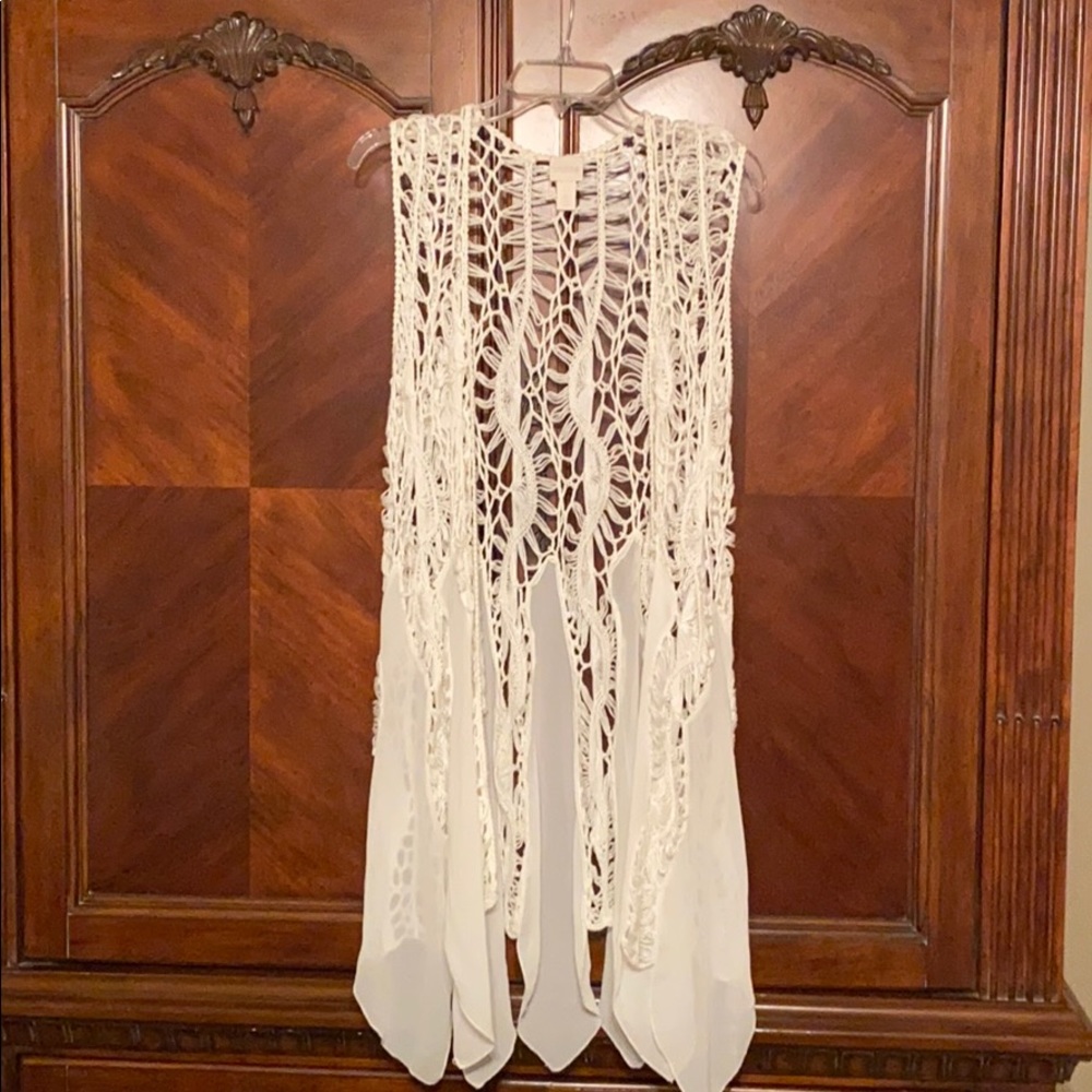 White sleeveless duster